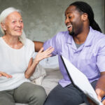 grand mère et un homme adulte